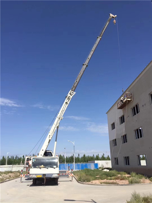 怀来县“轻装强干”—— 吊车的 “轻量化臂架” 技术